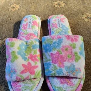 Dearfoams slip on flats slippers. Floral pattern.